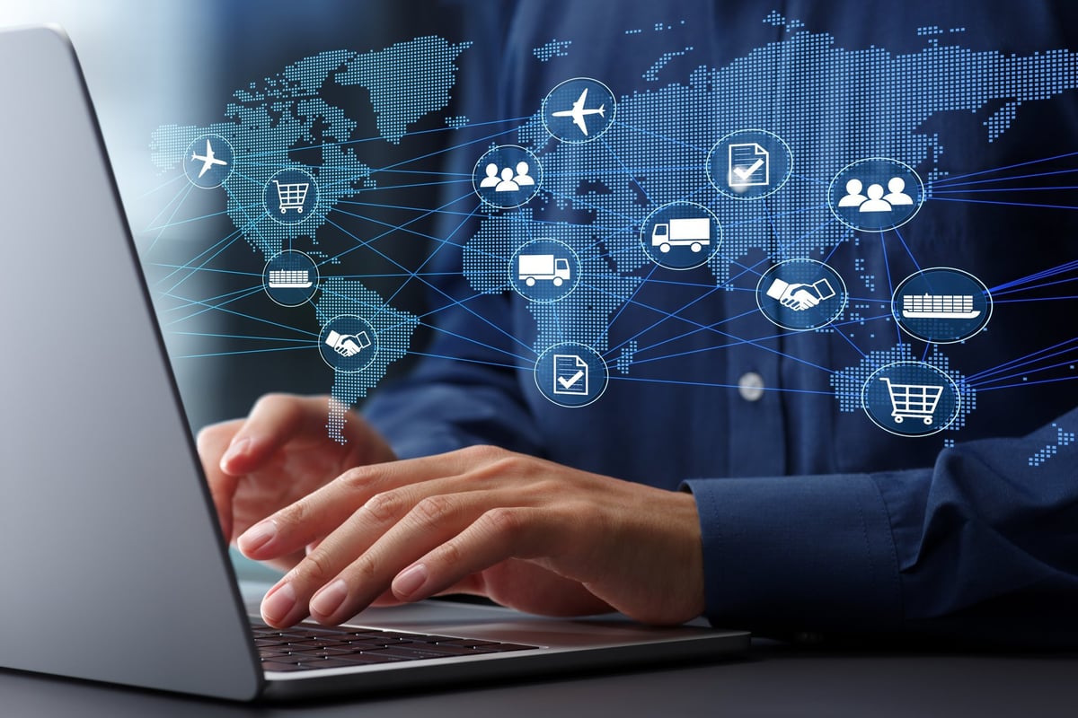 Directivo gestionando negocios internacionales desde una computadora portátil