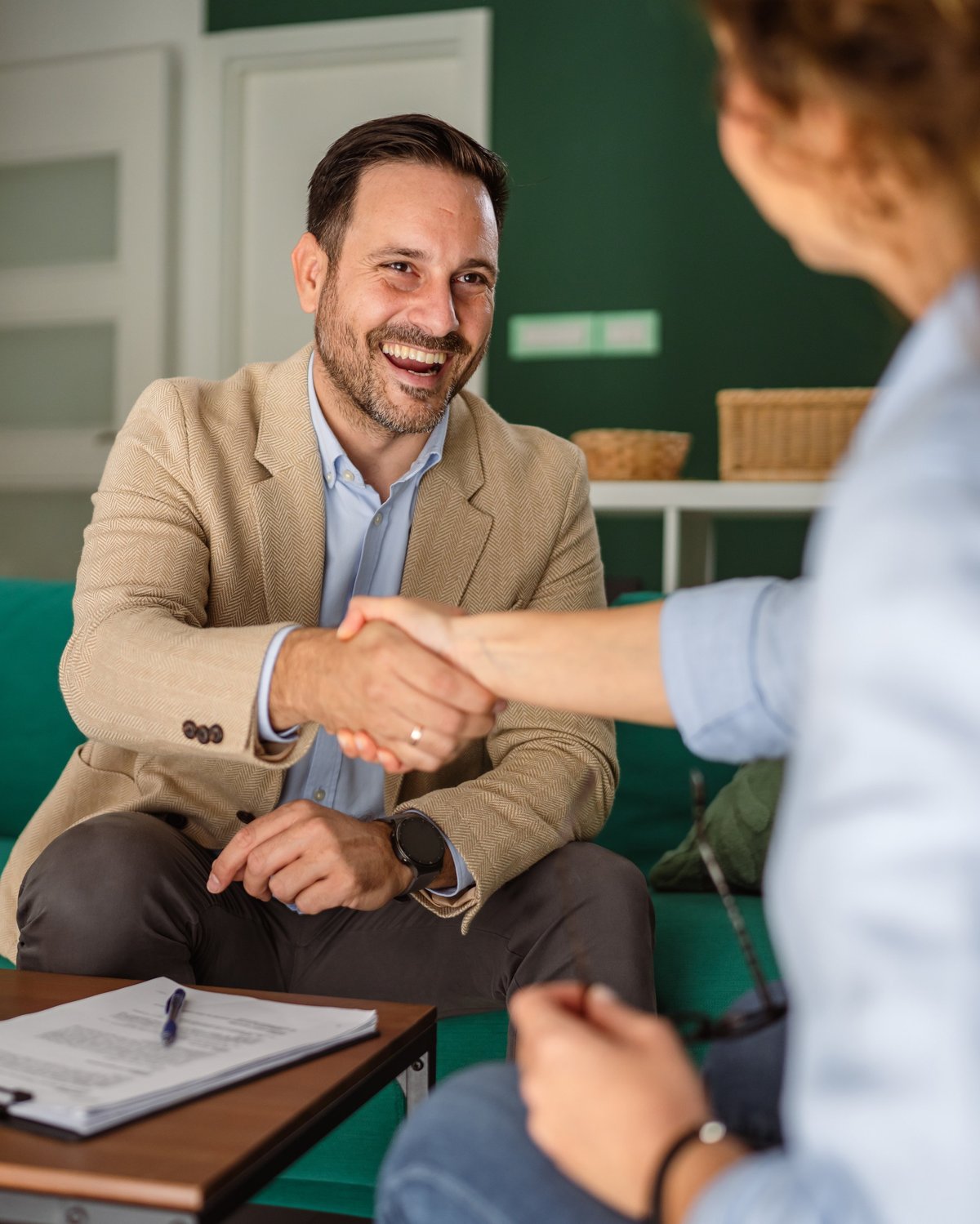 Empresarios celebrando un acuerdo en una oficina corporativa moderna