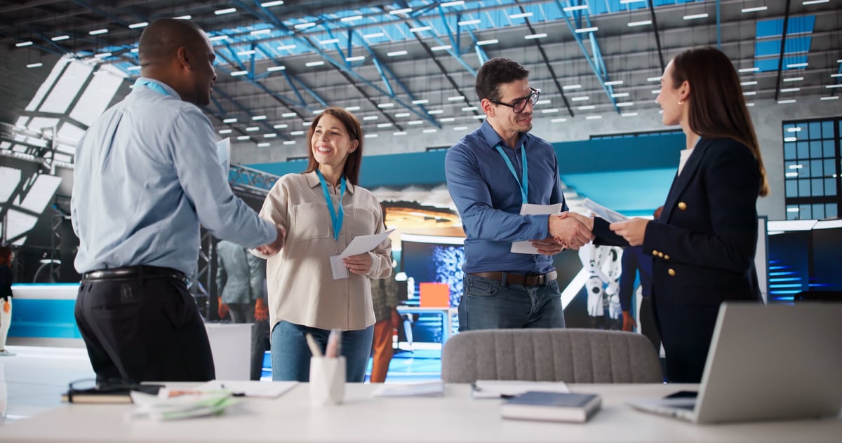 Grupo diverso de directivos en una feria internacional de negocios