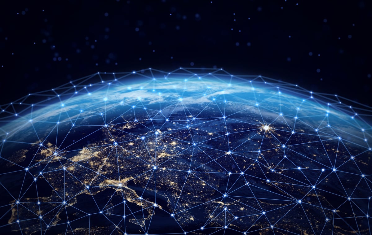 Mapa mundial de conexiones globales con líneas de red iluminadas entre continentes